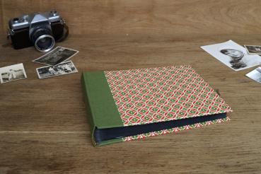 Klassisches Fotoalbum "Sepp", rot grünes Album, geometrisch